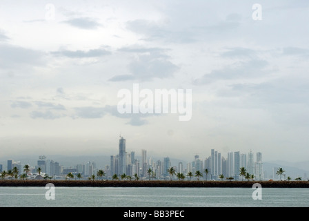 Amador Causeway si trova all'estremità meridionale del Canale di Panama ed è il principale waterside promenade della Città di Panama Foto Stock