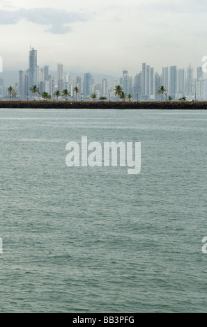 Amador Causeway si trova all'estremità meridionale del Canale di Panama ed è il principale waterside promenade della Città di Panama Foto Stock