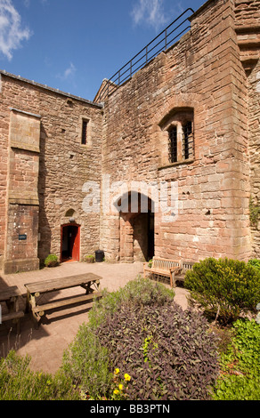 Regno Unito Gloucestershire Foresta di Dean Saint Briavels Castello Ostello della gioventù di tabelle in gatehouse cortile Foto Stock