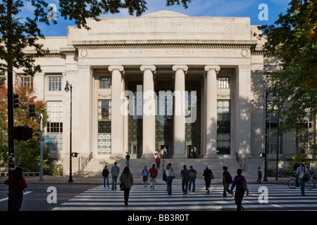 Il Massachusetts Institute of Technology aka MIT. Il Rogers edificio è l'ingresso principale, Cambridge, Massachusetts, USA. Foto Stock