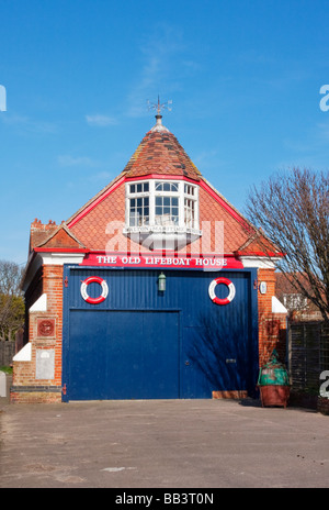 La vecchia imbarcazione di salvataggio House Museum a Walton sul Naze sulla costa di Essex Foto Stock