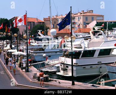 Vista del porto di Saint Tropez il sud della Francia EU FR FRA Francia Provence Alpes Côte d Azur Dipartimento Var Saint Tropez Foto Stock