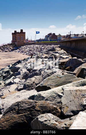 Molo Vecchio torri e masso di granito protezione per la parete del mare a Ashford East Yorkshire England Regno Unito Foto Stock