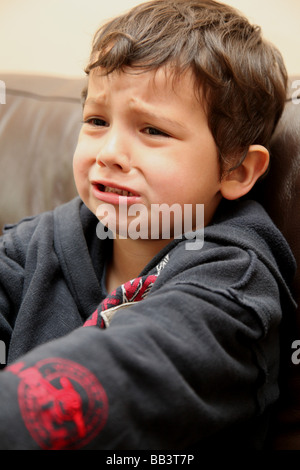 3 anno vecchio ragazzo avente una temper tantrum Foto Stock