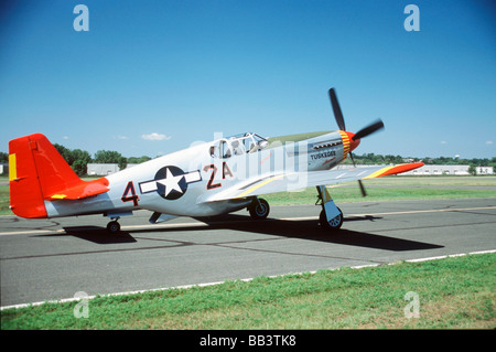 North American P-51C Tuskegee aviatori di coda rossi sulla pista in campo Fleming Foto Stock