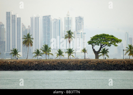 Amador Causeway si trova all'estremità meridionale del Canale di Panama ed è il principale waterside promenade della Città di Panama Foto Stock