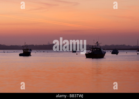Fiume Deben estuario al tramonto tra Fellixstowe Ferry e Bawdsey in Suffolk Foto Stock