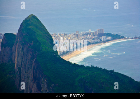 Vista aerea del quartiere di Ipanema e la spiaggia di Morro dos Dois Irmaos montagna in primo piano, a Rio de Janeiro in Brasile. Foto Stock