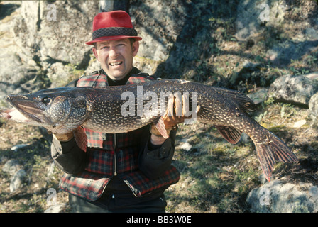 Il luccio del nord catturati sulla riva del lago Kawnipi area delle acque di confine Foto Stock