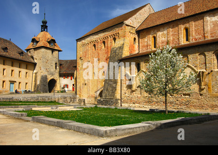 La torre dell orologio e la navata della chiesa collegiaet all abbazia romanica di Romainmotier, canton Vaud, Svizzera Foto Stock