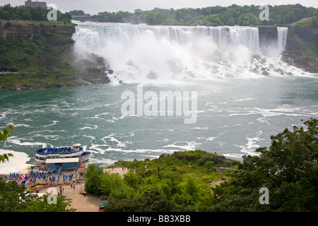 Canada Ontario, le Cascate del Niagara. Panoramica della Domestica della Foschia in barca per visite guidate ai passeggeri di carico vicino alle cascate. Foto Stock