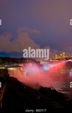 Stati Uniti d'America, New York, le Cascate del Niagara. Twilight vista delle cascate e la nebbia illuminata con luce rosa. Foto Stock