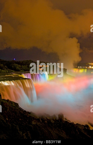 Stati Uniti d'America, New York, le Cascate del Niagara. Vista notturna delle cascate e la nebbia illuminata con luci colorate. Foto Stock