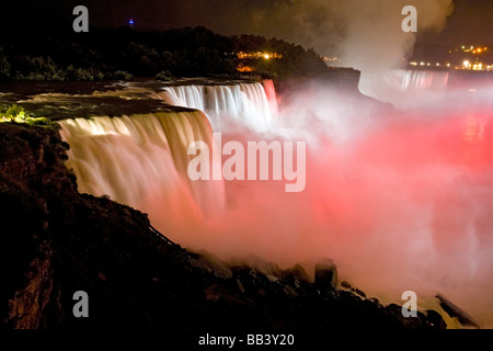 Stati Uniti d'America, New York, le Cascate del Niagara. Vista ravvicinata al crepuscolo delle cascate e la nebbia illuminata con luce arancione. Foto Stock