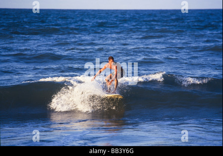 Surfisti a spiaggia, Foto Stock