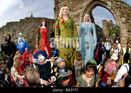 Giganti a Jack nel verde primavera Festival presso il castello di Hastings in Hastings Sussex Foto Stock