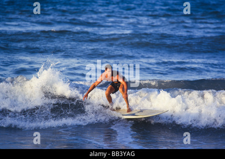 Surfisti a spiaggia, piccole onde Florida Foto Stock