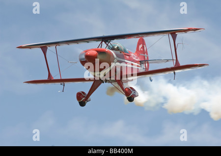 Oracle Challenger II Stunt di tallonamento biplano con fumo nell'aria. (Non disponibile come 2017 copertina del calendario) Foto Stock