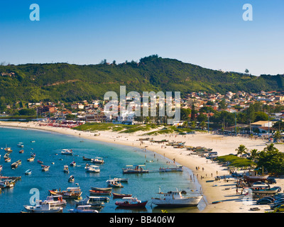 Praia dos Anjos porto spiaggia e porto di Arraial do Cabo località di villeggiatura, RJ, Brasile. Foto Stock