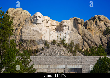 Stati Uniti d'America, Sud Dakota. Panoramica del monte Rushmore National Memorial durante il giorno con una parte della grande terrazza vista in primo piano. Foto Stock