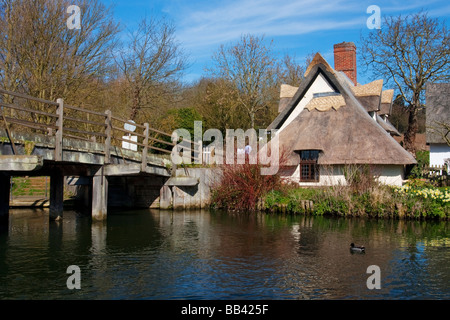 Cottage & ponte sul fiume Stour a Flatford nel Suffolk in un giorno di primavera Foto Stock