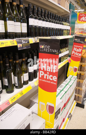 Alcool a basso prezzo (bottiglie di vino in vendita sugli scaffali di un supermercato uk (Tesco) la vendita a metà prezzo Foto Stock