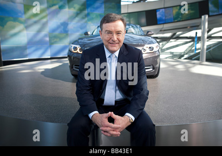 Norbert Reithofer CEO di BMW AG a fronte di una BMW Z4 Monaco di Baviera Foto Stock