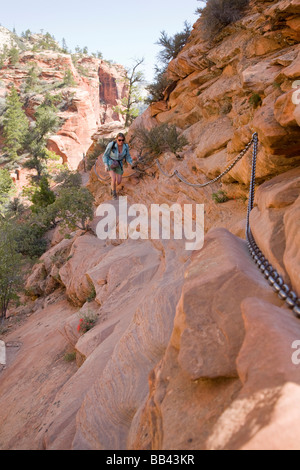 Utah, il Parco Nazionale di Zion, escursionista sui ripidi e stretti sezione superiore degli angeli pista di atterraggio Foto Stock