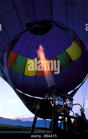 Stati Uniti d'America, Utah, Cache Valley. La cottura dei bruciatori a gas per gonfiare hor pallone aerostatico. Foto Stock