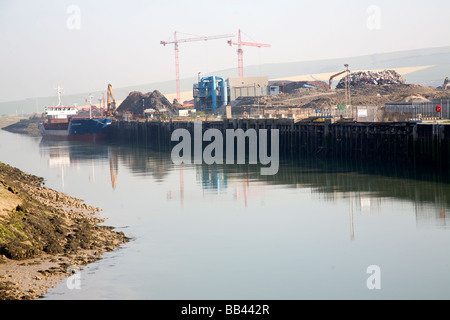 Rottami di metallo vengono caricate su una nave portarinfuse nave Newhaven, East Sussex, Inghilterra Foto Stock