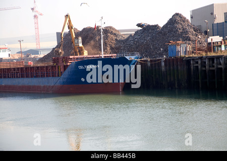 Rottami di metallo vengono caricate su una nave portarinfuse nave Newhaven, East Sussex, Inghilterra Foto Stock