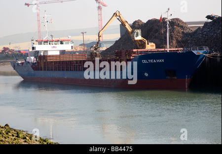 Rottami di metallo vengono caricate su una nave portarinfuse nave Newhaven, East Sussex, Inghilterra Foto Stock