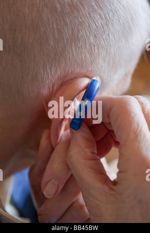 Senior indossando Hearing Aid Foto Stock