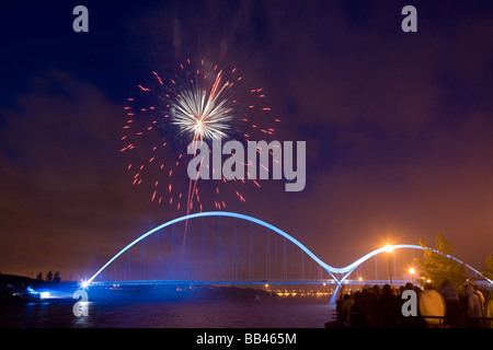 La Stockton Ponte Infinity apertura notturna sul Fiume Tees Cleveland Inghilterra Foto Stock