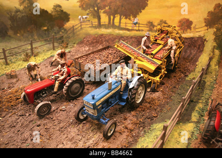 Agricola diorama del Museo della Scienza di Londra che mostra macchine agricole raccolta di patate Foto Stock