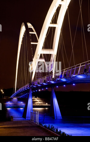 La Stockton Ponte Infinity apertura notturna sul Fiume Tees Cleveland Inghilterra Foto Stock