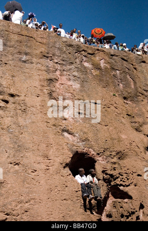 I pellegrini si raccolgono in Bet Giorgis (St. George) chiesa durante Timkat festival a Lalibela, Etiopia. Foto Stock