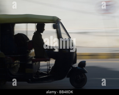 Un autorickshaw sulla strada a Bangalore in Karnataka, India. Foto Stock