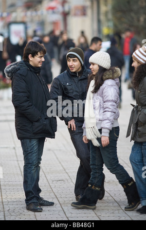 Ragazzi e ragazze flirt sulla trafficata via dello shopping a Baku in Azerbaijan. Foto Stock