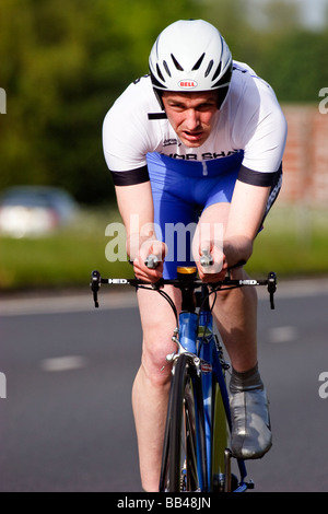 Un maschio di rider competere in un club per il tempo del ciclo di prova di gara nel West Sussex, in Gran Bretagna, Regno Unito Foto Stock