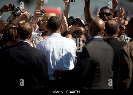 Il candidato presidenziale e capofila Democratico Barack Obama saluta la gente in mezzo alla folla in seguito alla campagna la più grande polit Foto Stock