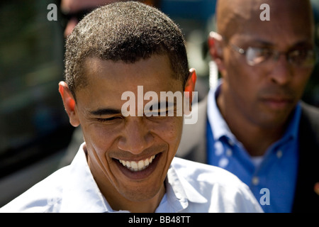 Il candidato presidenziale Barack Obama sorride davanti di agente dei servizi segreti mentre saluto i membri della folla dopo la Foto Stock