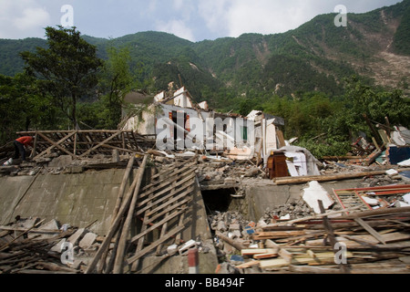 Case distrutte da un terremoto di Pingan Township, Cina. Foto Stock