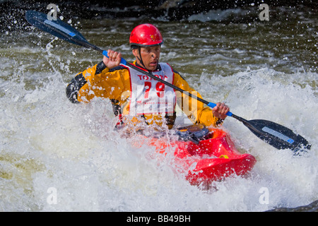 Stati Uniti d'America, Colorado, Frisco. Concorrente maschio in Kayak Rodeo su Ten-Mile Creek. Foto Stock