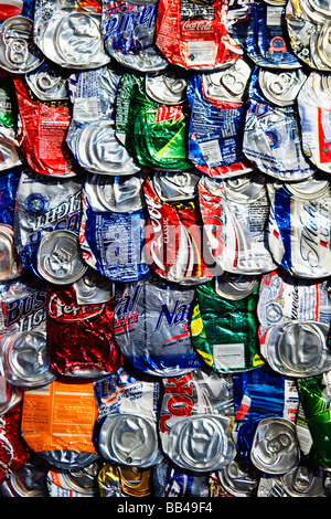 Appiattita di soft drink lattine. Foto Stock