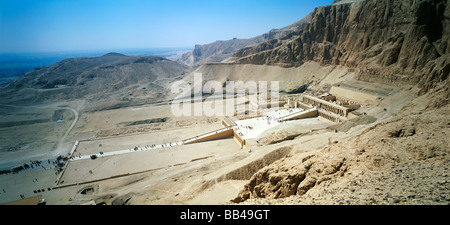 Vista panoramica su Hatschepsut tempio di Deir el-Bahri, west bank del Nilo in Egitto. Foto Stock