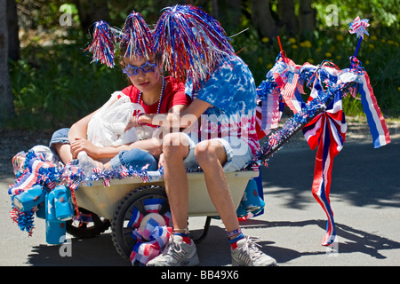Stati Uniti d'America, Colorado, Frisco. I bambini seduti nel carrello in attesa di partecipare nel luglio del quarto parade. Foto Stock
