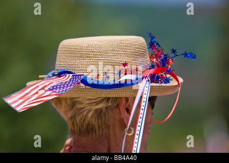 Stati Uniti d'America, Colorado, Frisco. Donna che indossa decorate hat nel luglio Fopurth parade. Foto Stock