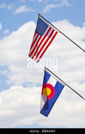 Stati Uniti d'America, Colorado, Frisco. Americani e Colorado State bandiere volare nel luglio del quarto parade. Foto Stock