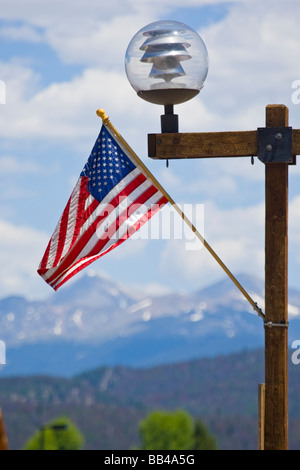 Stati Uniti d'America, Colorado, Frisco. Bandiera americana con sfondo montano nel luglio del quarto parade. Foto Stock